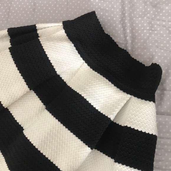 Black And White Striped Bandage Skirt - Picture 2 of 3